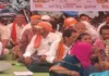 हिंसा मामले में ग्रामीणों का प्रदर्शन, एसआई पर पक्षपात के आरोप