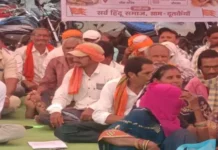 हिंसा मामले में ग्रामीणों का प्रदर्शन, एसआई पर पक्षपात के आरोप