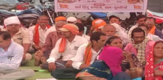 हिंसा मामले में ग्रामीणों का प्रदर्शन, एसआई पर पक्षपात के आरोप