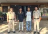 अवैध हथियारों के खिलाफ पुलिस की बड़ी कार्रवाई, दो युवक चाकू समेत गिरफ्तार
