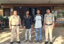 अवैध हथियारों के खिलाफ पुलिस की बड़ी कार्रवाई, दो युवक चाकू समेत गिरफ्तार