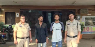 अवैध हथियारों के खिलाफ पुलिस की बड़ी कार्रवाई, दो युवक चाकू समेत गिरफ्तार