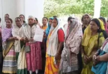 महतारी वंदन योजना का जिक्र पड़ते ही भड़कीं महिलाएं, शराब दुकान बंद कराने पहुंचीं कलेक्टर दफ्तर