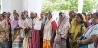 महतारी वंदन योजना का जिक्र पड़ते ही भड़कीं महिलाएं, शराब दुकान बंद कराने पहुंचीं कलेक्टर दफ्तर