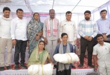 सुशासन तिहार के शिविर में मिला आइस बॉक्स और जाल, बढ़ेगा उत्पादन और आय