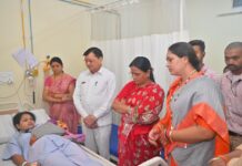 उद्योग मंत्री लखन लाल देवांगन ने सोनी परिवार के दिवंगत हुए सदस्यों को श्रद्धांजलि अर्पित करते हुए शोकाकुल परिजनों से की मुलाकात