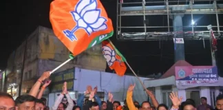कोरबा में भाजपा की जीत पर जश्न, उद्योग मंत्री लखन लाल देवांगन ने कार्यकर्ताओं संग बांटी झालमुड़ी-मिठाई