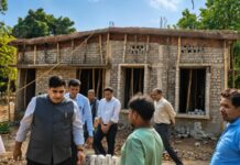 कलेक्टर कुणाल दुदावत ने पसरखेत में आंगनबाड़ी भवन निर्माण कार्य का किया निरीक्षण