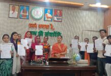 बांकीमोंगरा पालिका अध्यक्ष श्रीमती सोनी विकास झा ने 17 परिवारों को सौंपा उनके सपनों के घर का स्वीकृति पत्र