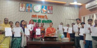 बांकीमोंगरा पालिका अध्यक्ष श्रीमती सोनी विकास झा ने 17 परिवारों को सौंपा उनके सपनों के घर का स्वीकृति पत्र