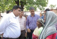 कैसी हो माताजी… राशन मिल रहा है न?”कलेक्टर के आत्मीयता भरे सवाल ने वृद्धा के चेहरे पर लाई मुस्कान‘‘