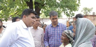 कैसी हो माताजी… राशन मिल रहा है न?”कलेक्टर के आत्मीयता भरे सवाल ने वृद्धा के चेहरे पर लाई मुस्कान‘‘