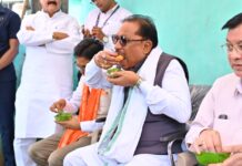 ’सुशासन तिहार 2026’: मुख्यमंत्री विष्णु देव साय ने लेमरू में लखपति दीदी श्रीमती मंजू यादव के ठेले पर लिया गुपचुप का स्वाद