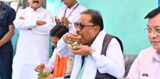 ’सुशासन तिहार 2026’: मुख्यमंत्री विष्णु देव साय ने लेमरू में लखपति दीदी श्रीमती मंजू यादव के ठेले पर लिया गुपचुप का स्वाद