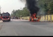 कोरबा में चलती कार बनी आग का गोला: सवारों ने कूदकर बचाई जान; शॉर्ट सर्किट से लगी आग