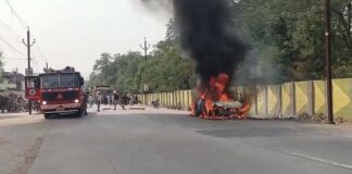 कोरबा में चलती कार बनी आग का गोला: सवारों ने कूदकर बचाई जान; शॉर्ट सर्किट से लगी आग
