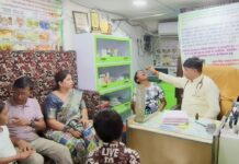 गुरु पुष्य नक्षत्र में बच्चों को पिलाया गया स्वर्ण बिंदु प्राशन, डॉ. नागेंद्र शर्मा बोले- यह प्रभावशाली इम्युनिटी बूस्टर