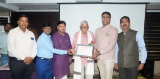 आयुर्वेद सेवा और उल्लेखनीय योगदान के लिए नाड़ीवैद्य पंडित शिव कुमार शर्मा सम्मानित