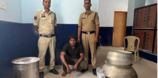 ‘ऑपरेशन आघात’ के तहत चक्रधरनगर पुलिस का छापा, 50 लीटर कच्ची महुआ शराब के साथ युवक गिरफ्तार