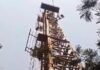 बुलडोजर कार्रवाई से बेघर हुआ परिवार, बुजुर्ग ने हाईटेंशन टावर पर चढ़कर दी जान देने की चेतावनी