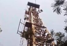 बुलडोजर कार्रवाई से बेघर हुआ परिवार, बुजुर्ग ने हाईटेंशन टावर पर चढ़कर दी जान देने की चेतावनी