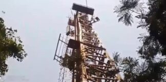 बुलडोजर कार्रवाई से बेघर हुआ परिवार, बुजुर्ग ने हाईटेंशन टावर पर चढ़कर दी जान देने की चेतावनी