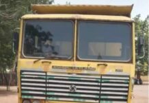 ओवरलोड हाईवा पर बड़ी कार्रवाई, मोबाइल पर बात करते चला रहा था चालक