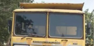 ओवरलोड हाईवा पर बड़ी कार्रवाई, मोबाइल पर बात करते चला रहा था चालक
