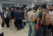 मौसम बिगड़ा तो उड़ानें भटकीं, एयरपोर्ट पर यात्रियों का फूटा गुस्सा