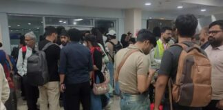 मौसम बिगड़ा तो उड़ानें भटकीं, एयरपोर्ट पर यात्रियों का फूटा गुस्सा