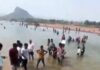 पिकनिक बना मौत का सफर: झोराघाट में डूबने से युवक की मौत, इलाज में लापरवाही का आरोप, अस्पताल में हंगामा
