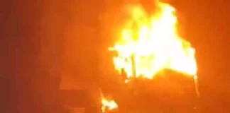 चलती ट्रेलर में लगी भीषण आग, चालक की सतर्कता से टला बड़ा हादसा