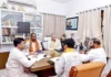 CM हाउस में देर रात चली मैराथन बैठक, मंत्रियों को संगठन से तालमेल बढ़ाने का संदेश; सियासी अटकलों पर लगा विराम
