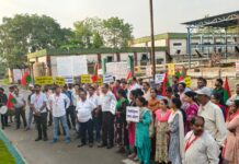 विद्युत कर्मचारी जनता यूनियन कोरबा ने ढोल बजाकर मांगा अधिकार