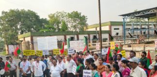 विद्युत कर्मचारी जनता यूनियन कोरबा ने ढोल बजाकर मांगा अधिकार