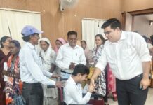 जनदर्शन में संवेदनशील पहल -कलेक्टर कुणाल दुदावत ने दिव्यांग हितग्राही को तत्काल व्हीलचेयर प्रदान कर पहुंचाई राहत