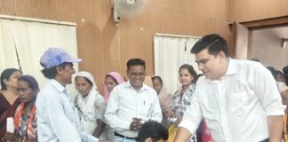 जनदर्शन में संवेदनशील पहल -कलेक्टर कुणाल दुदावत ने दिव्यांग हितग्राही को तत्काल व्हीलचेयर प्रदान कर पहुंचाई राहत