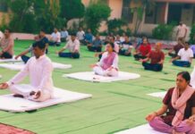 जिला एवं सत्र न्यायालय कोरबा में न्यायाधीश के साथ, अधिवक्ताओं एवं समस्त कर्मचारियों ने किया योगाभ्यास