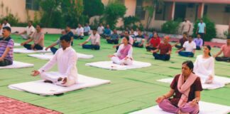 जिला एवं सत्र न्यायालय कोरबा में न्यायाधीश के साथ, अधिवक्ताओं एवं समस्त कर्मचारियों ने किया योगाभ्यास