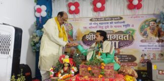 श्रीमद्भागवत कथा में पूर्व मंत्री जयसिंह अग्रवाल ने लिया आशीर्वाद, नागरिकों को दिया धर्म, संस्कार और सद्भावना का संदेश