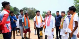 जंगल के मैदान में गूंजे चौके-छक्के, युवाओं संग क्रिकेट खेलते नजर आए डिप्टी सीएम अरुण साव