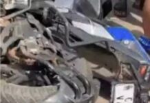 बस को ओवरटेक करना पड़ा भारी: दो बाइकों की भिड़ंत में कर्मचारी का सिर फुटरेस्ट में फंसा, कटर से किया गया रेस्क्यू
