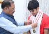एशिया कप विजेता हॉकी खिलाड़ी अवि मानिकपुरी से मिले मुख्यमंत्री, उपलब्धि पर दी बधाई