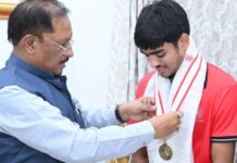 एशिया कप विजेता हॉकी खिलाड़ी अवि मानिकपुरी से मिले मुख्यमंत्री, उपलब्धि पर दी बधाई