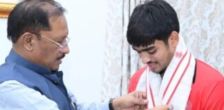 एशिया कप विजेता हॉकी खिलाड़ी अवि मानिकपुरी से मिले मुख्यमंत्री, उपलब्धि पर दी बधाई