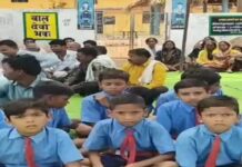 शाला प्रवेश उत्सव के दिन स्कूल में जड़ा मिला ताला, शिक्षक की कमी पर भड़के ग्रामीणों ने किया प्रदर्शन