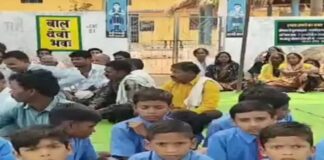 शाला प्रवेश उत्सव के दिन स्कूल में जड़ा मिला ताला, शिक्षक की कमी पर भड़के ग्रामीणों ने किया प्रदर्शन