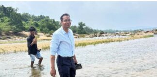 इंद्रावती पार कर अबूझमाड़ के दुर्गम गांवों तक पहुंचा प्रशासन, कलेक्टर ने जानी ग्रामीणों की समस्याएं