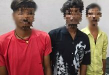 बरगद के नीचे चल रहा था ताश पर दांव, पुलिस ने तीन जुआरियों को दबोचा