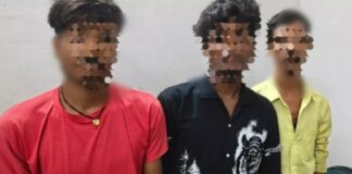 बरगद के नीचे चल रहा था ताश पर दांव, पुलिस ने तीन जुआरियों को दबोचा